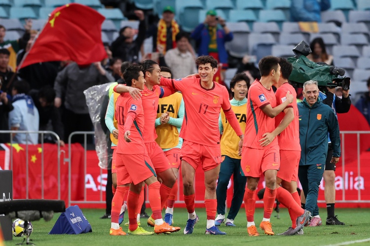 國(guó)足熱身賽2-0勝世界杯新軍庫(kù)拉索 邵佳一首秀告捷