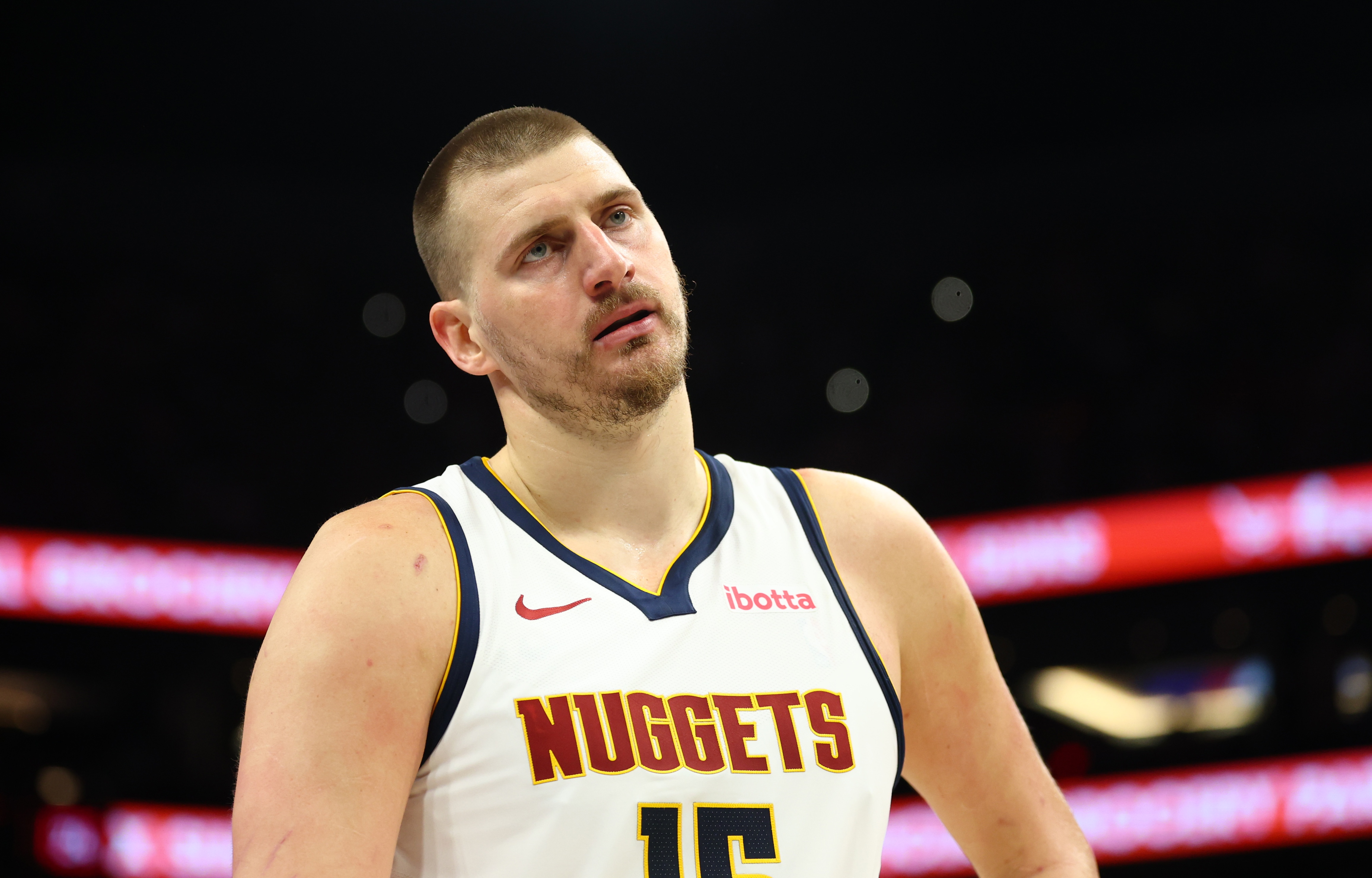 約基奇80%真實(shí)命中率30+三雙達(dá)10次 歷史斷檔領(lǐng)先張伯倫