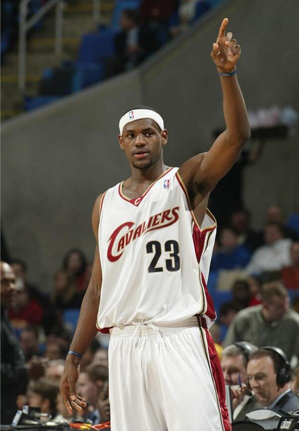 布澤爾憶03騎士合練 新秀詹姆斯的統(tǒng)治力從第一天起就無需證明