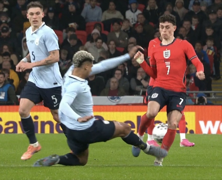 友誼賽阿勞霍飛鏟福登引爭議 英格蘭球迷社交媒體圍攻