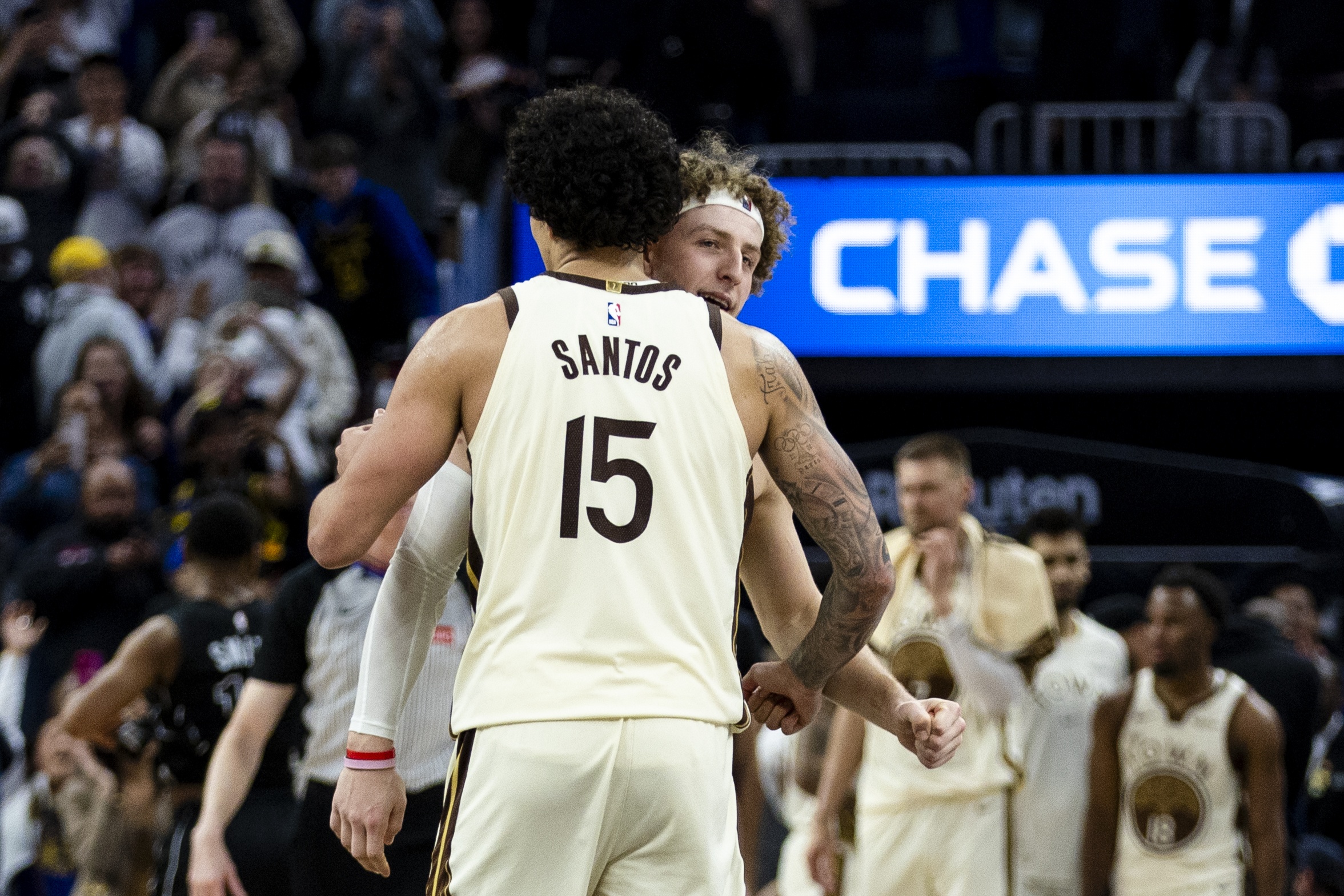 桑托斯三戰(zhàn)高效場均24+4 勇士輪換收獲意外強(qiáng)點(diǎn)