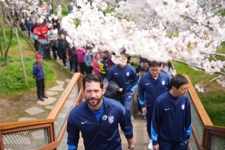 莫拉東湖行感受武漢底蘊(yùn) 與鄧卓翔交流省聯(lián)賽