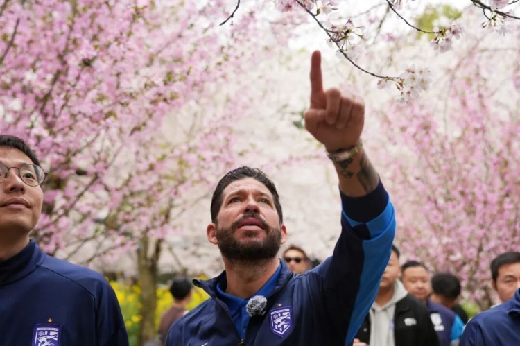 莫拉東湖行感受武漢底蘊(yùn) 與鄧卓翔交流省聯(lián)賽