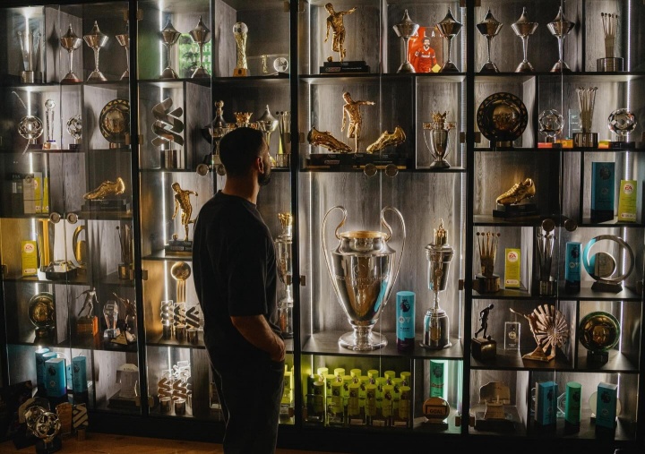 薩拉赫社媒曬獎(jiǎng)杯柜定格紅軍九年 435場255球攬九冠四金靴