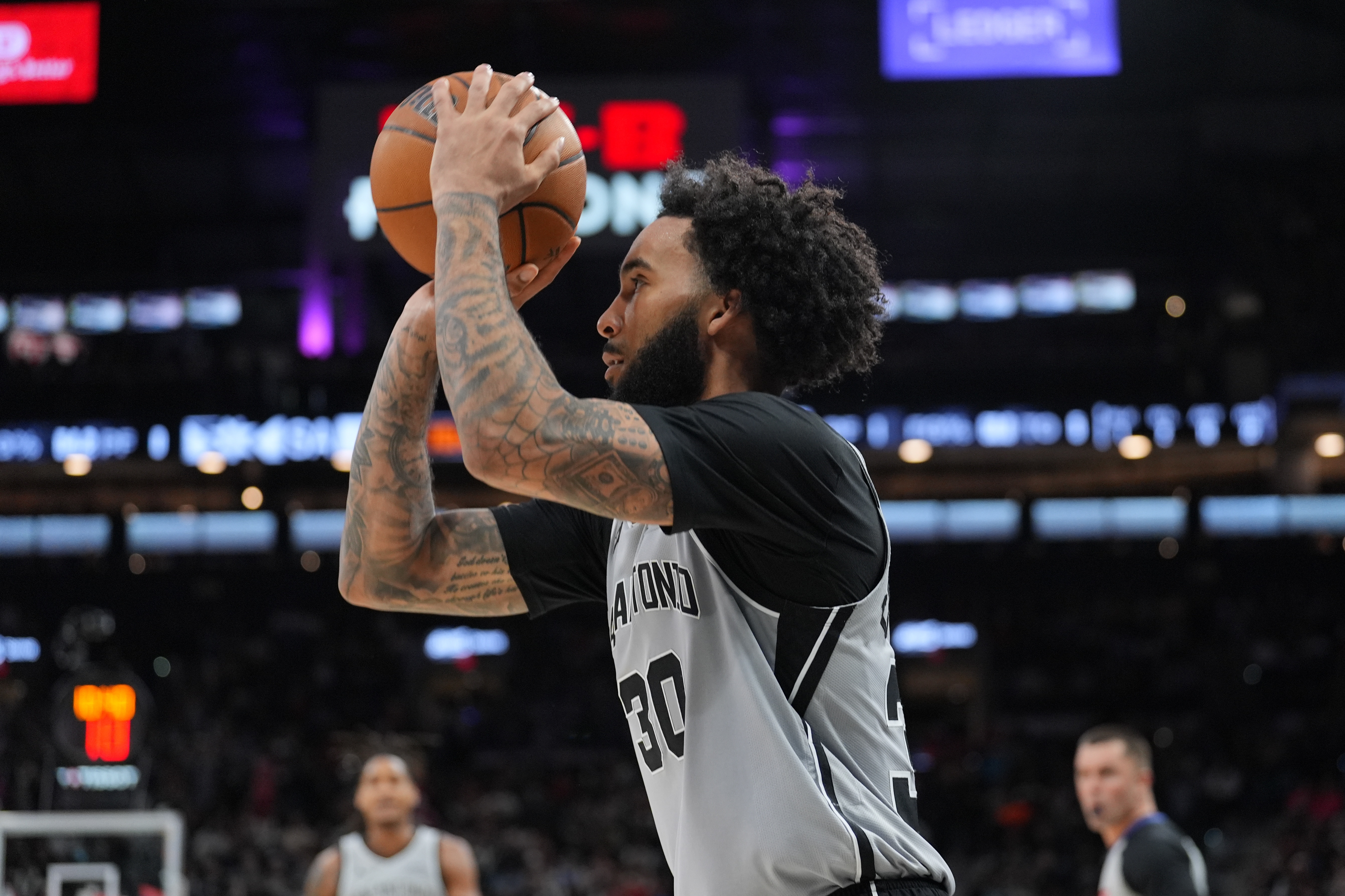 尚帕尼三分總數(shù)迫近隊史紀錄 距丹尼·格林僅差13球