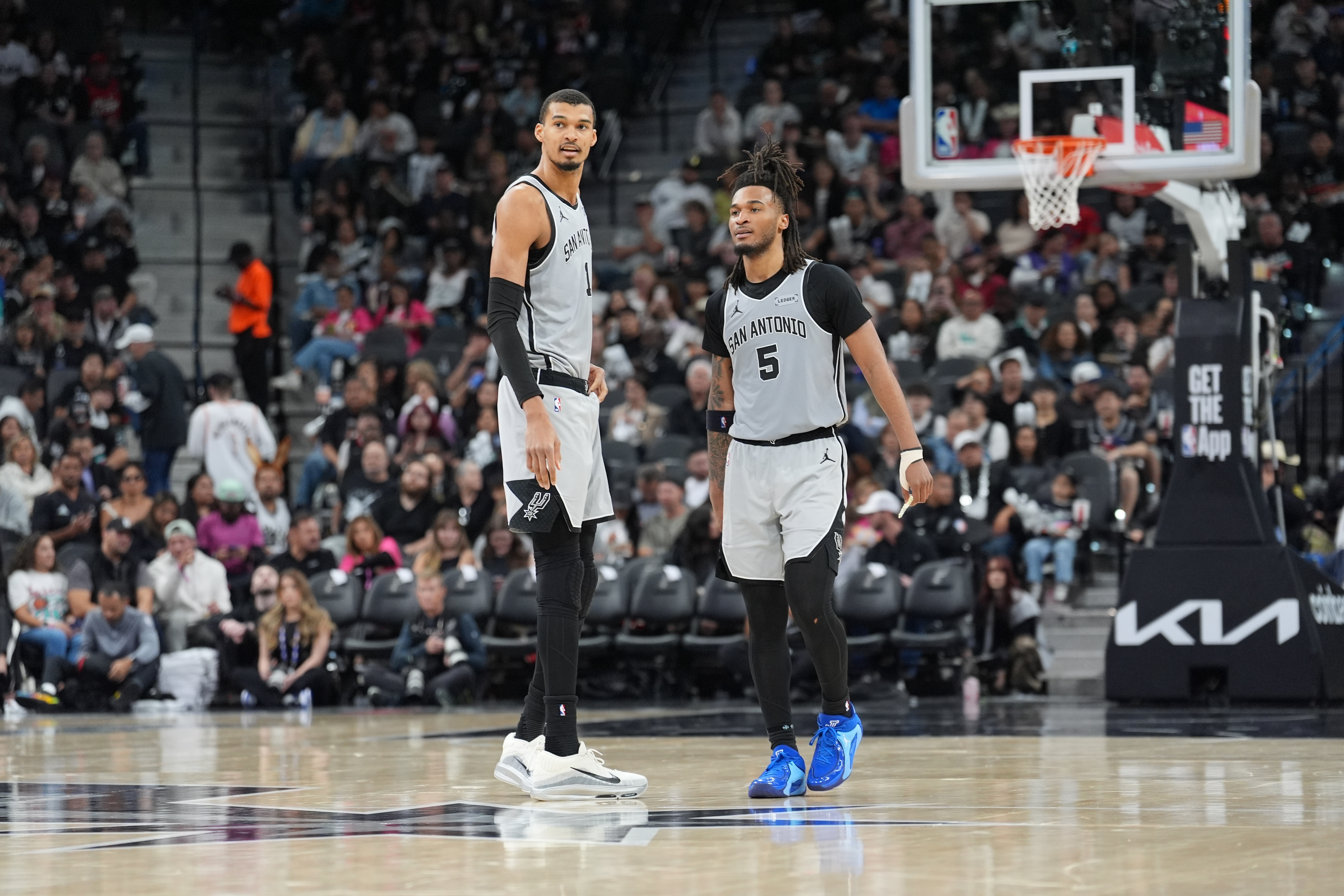 文班亞馬談卡斯?fàn)柗朗兀汉诵牧α颗c速度結(jié)合 被過還有我補(bǔ)防