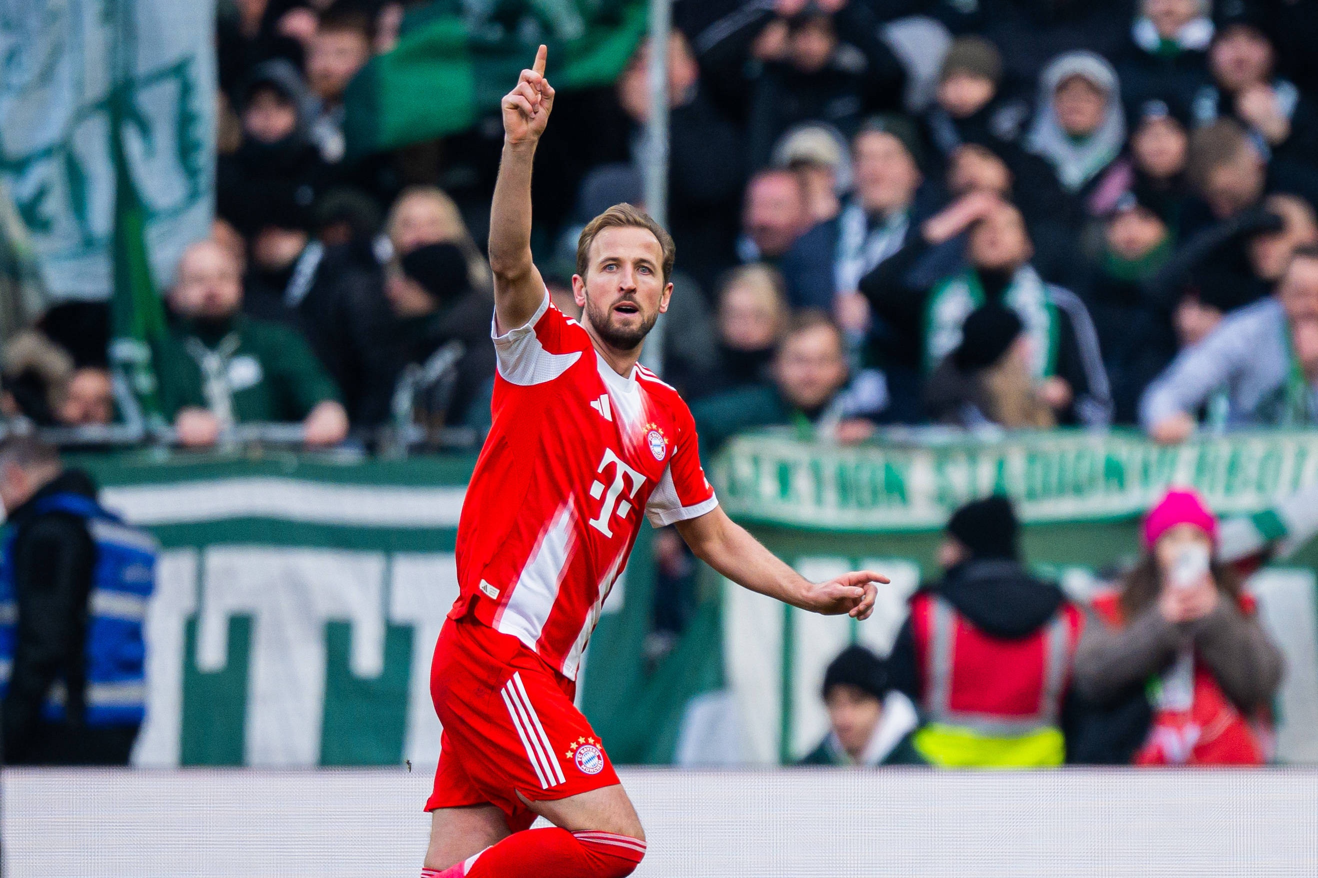 赫內(nèi)斯確認(rèn)凱恩留隊至2027 沙特巨額報價成唯一變數(shù)