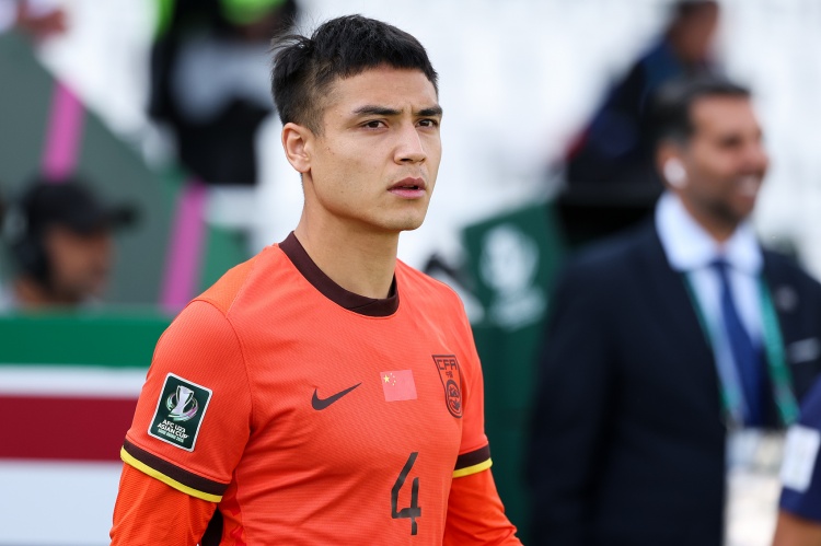 國足戰(zhàn)喀麥隆或變陣五后衛(wèi) 吾米提江黃政宇增補(bǔ)防線