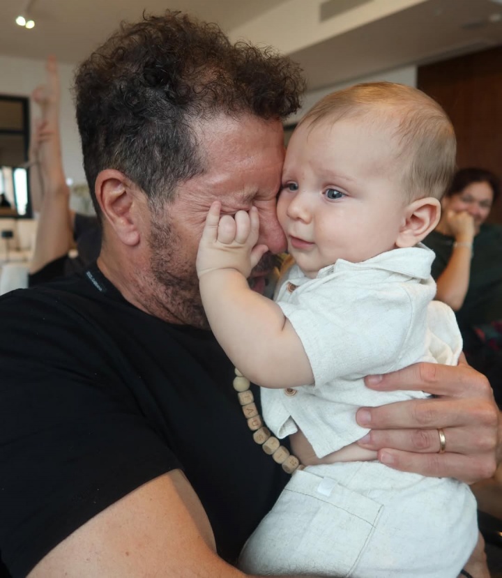 國(guó)際比賽日西蒙尼返阿 家庭合影三代同堂 國(guó)際比賽日西蒙尼返阿 家庭合影三代同堂