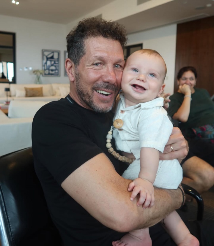 國(guó)際比賽日西蒙尼返阿 家庭合影三代同堂 國(guó)際比賽日西蒙尼返阿 家庭合影三代同堂