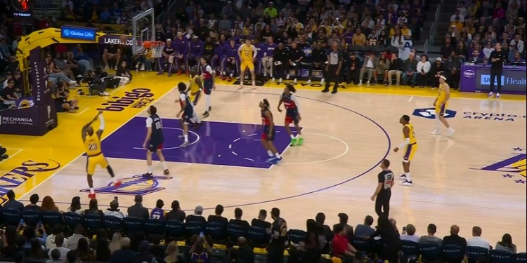 詹姆斯首節(jié)連取6分 滑翔拉桿展現(xiàn)身體控制