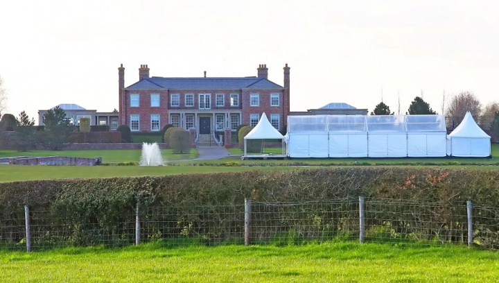 魯尼柴郡豪宅搭建大型帳篷 為妻子科琳籌備40歲生日慶典