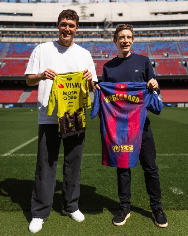 環(huán)法冠軍溫格高造訪諾坎普 與丹麥同胞克里斯滕森交換隊(duì)服