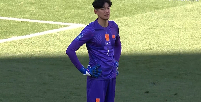 國足開場9分鐘連失兩球 顏駿凌叉腰搖頭