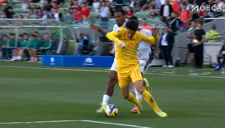 林良銘反擊造查丘瓦戰(zhàn)術(shù)犯規(guī) 國(guó)足獲前場(chǎng)定位球