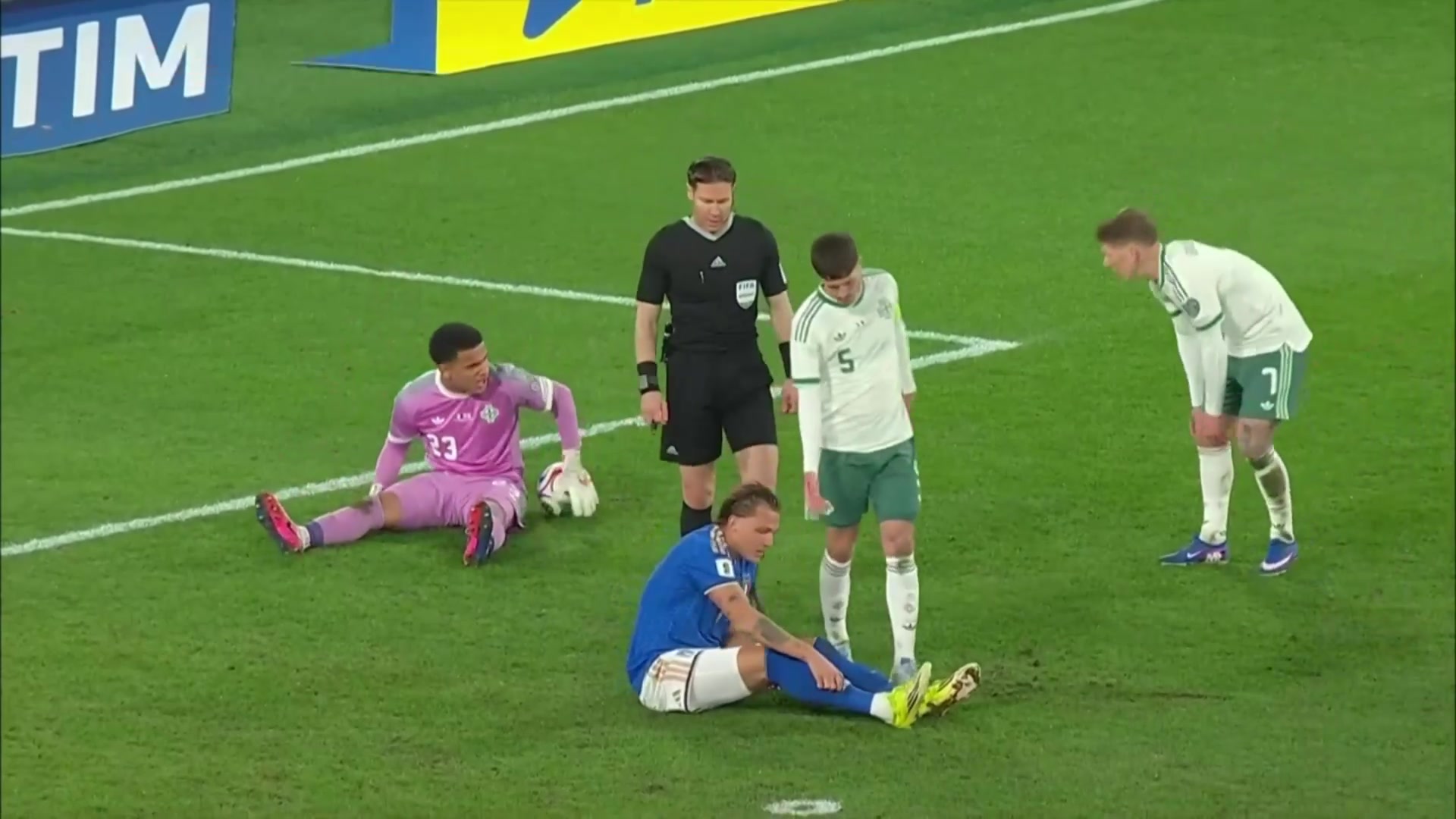 送禮不要！北愛爾蘭回傳失誤，雷特吉單刀機會趟大后還犯規(guī)了！