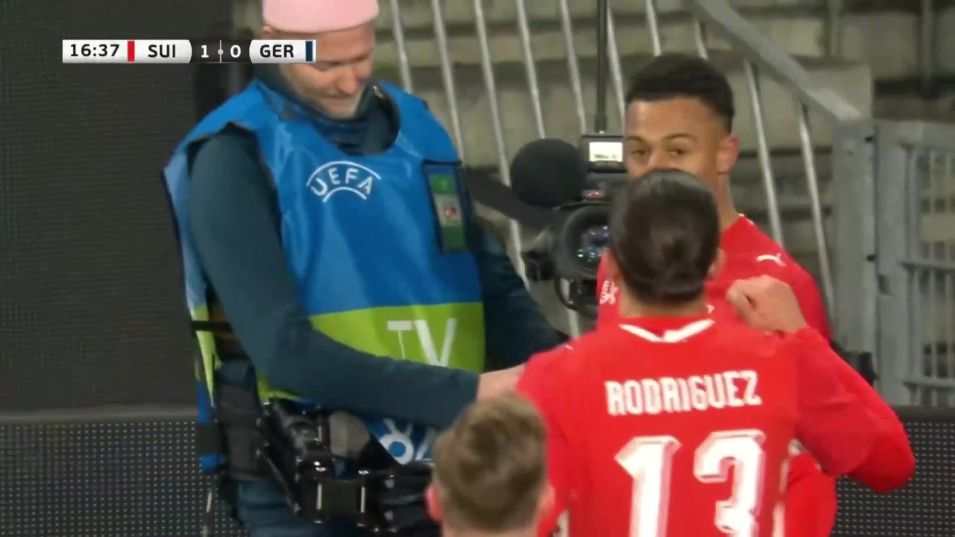 德國中場傳球被斷！恩多耶禁區(qū)內(nèi)晃開防守小角度勁射破門！