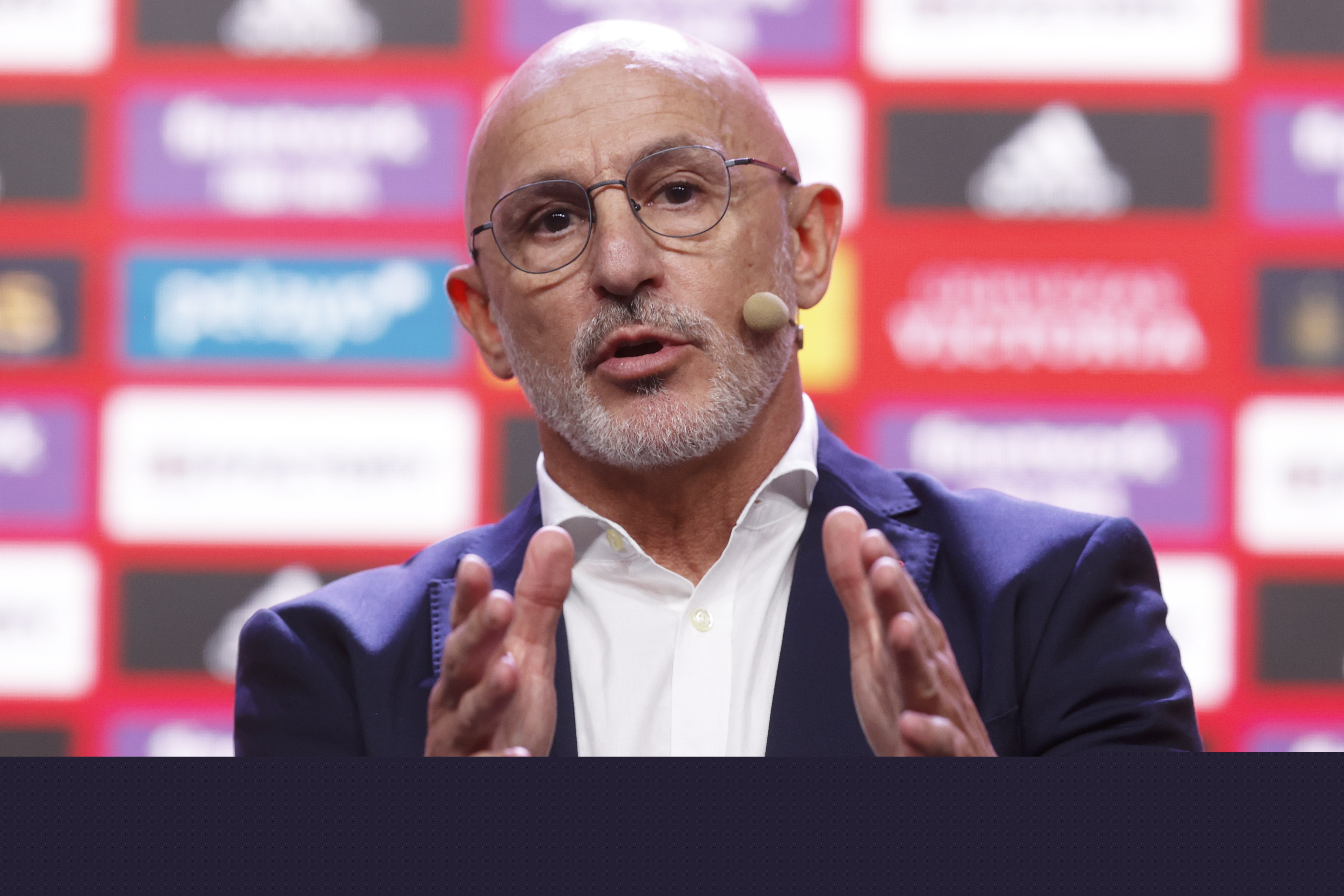 德拉富恩特強(qiáng)硬回應(yīng)主場(chǎng)種族主義歌聲 談意大利出局與門(mén)將選擇