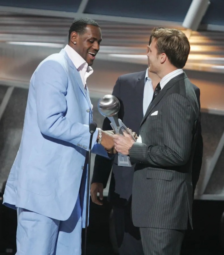 布雷迪稱詹姆斯打NFL也能打23年 贊其場(chǎng)內(nèi)場(chǎng)外為人