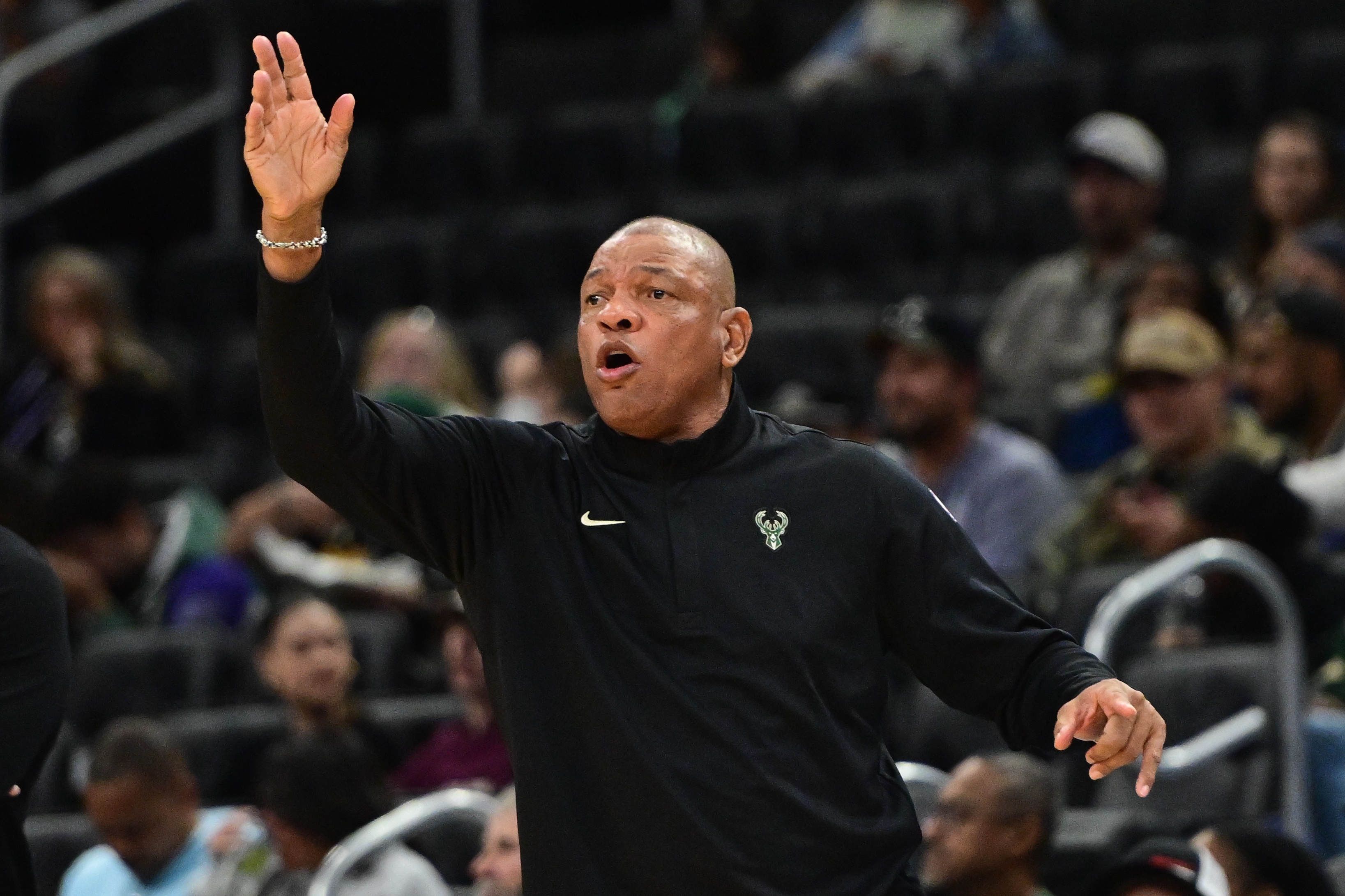 雄鹿第三節(jié)三分雨難掩兩分冰點(diǎn) 單節(jié)外線15中10仍落后火箭