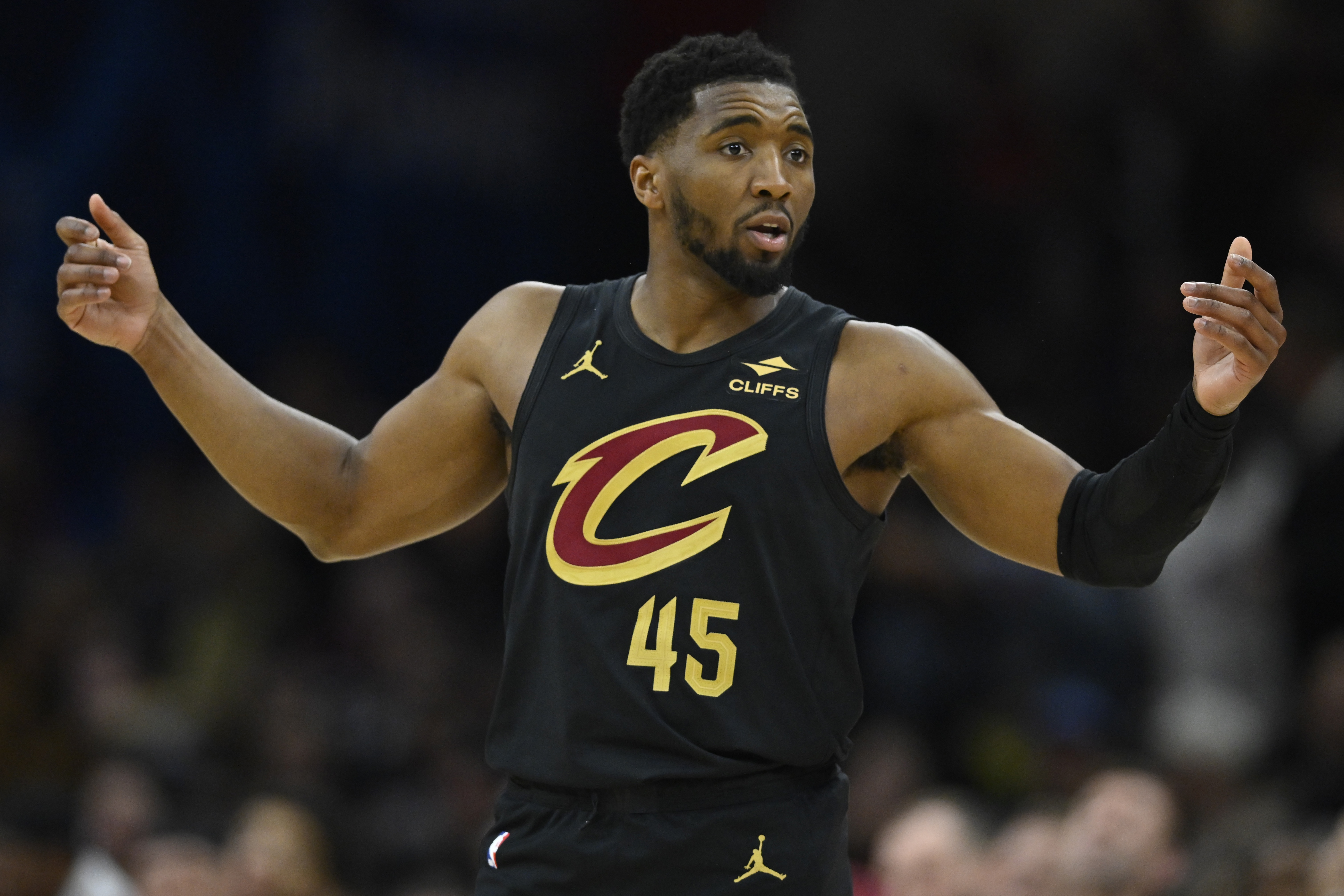 米切爾半場12分4失誤 騎士領(lǐng)先勇士7分