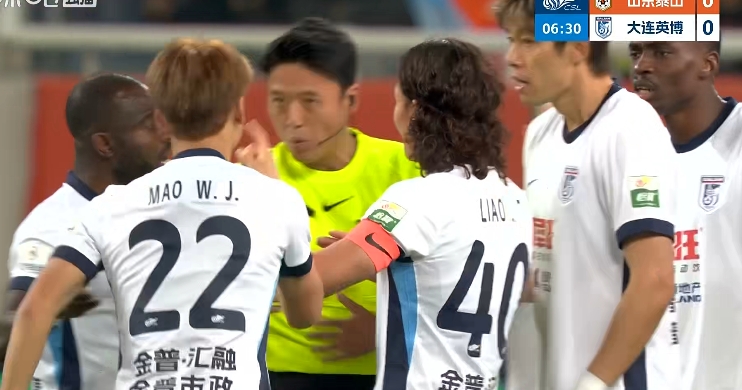 德爾加多爭議動作鎖喉毛偉杰 當(dāng)值主裁未予出牌