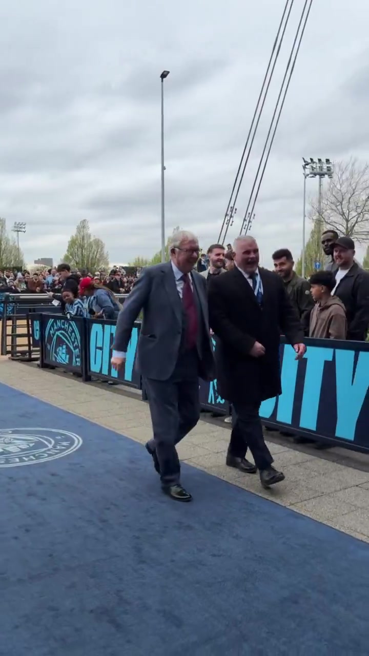 弗格森現(xiàn)身阿提哈德觀戰(zhàn)曼城利物浦