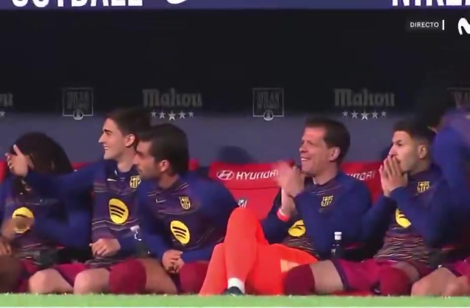 岡薩雷斯手球染黃引巴薩替補(bǔ)席哄笑 半場(chǎng)補(bǔ)時(shí)鏟人直紅離場(chǎng) 岡薩雷斯手球染黃引巴薩替補(bǔ)席哄笑 半場(chǎng)補(bǔ)時(shí)鏟人直紅離場(chǎng)