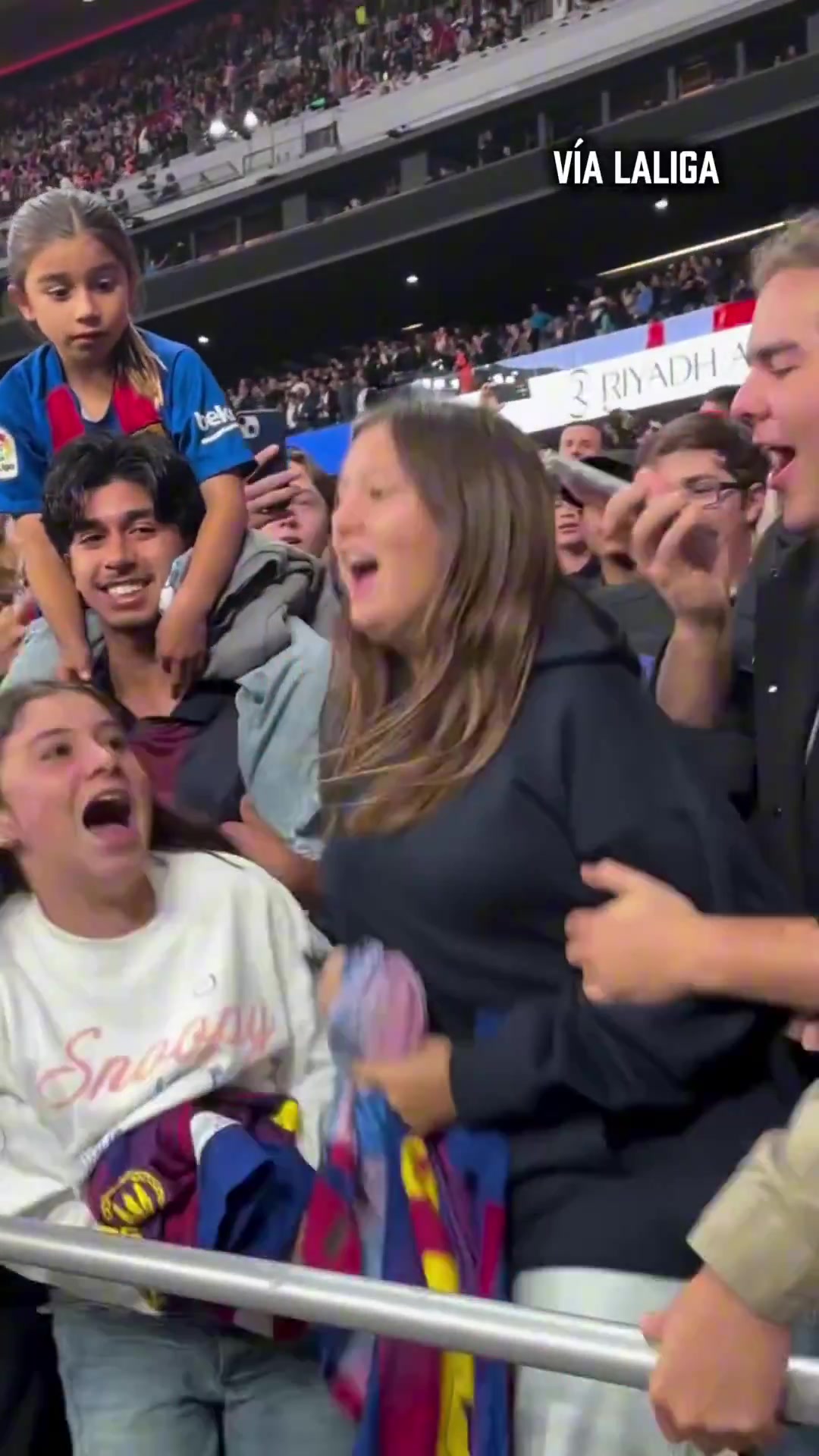 巴薩客勝馬競 加維賽后贈衣引球迷歡呼 巴薩客勝馬競 加維賽后贈衣引球迷歡呼