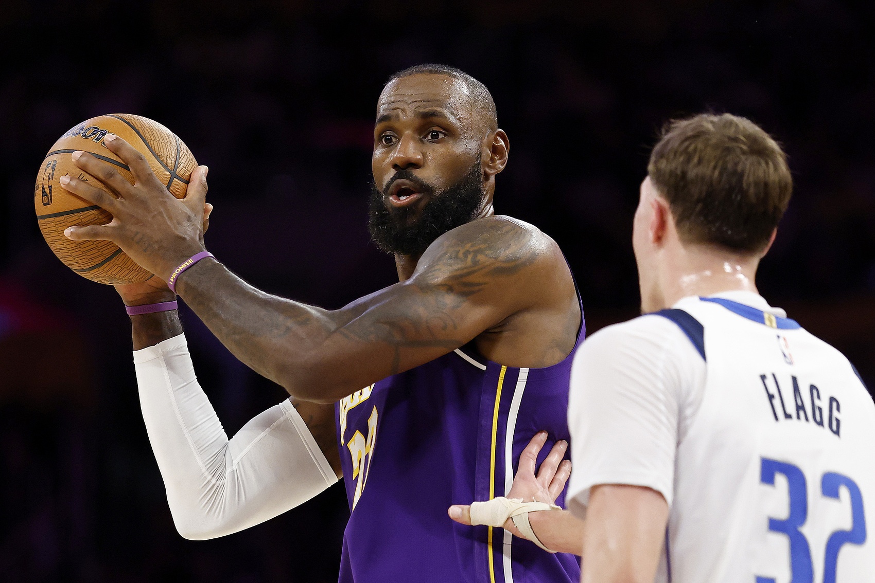 弗拉格背靠背45+力壓詹姆斯準(zhǔn)三雙 獨(dú)行俠主場(chǎng)擊退湖人