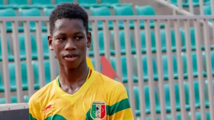 巴薩巴黎再爭(zhēng)16歲馬里中場(chǎng) 球員已赴巴黎試訓(xùn)并隨隊(duì)參賽