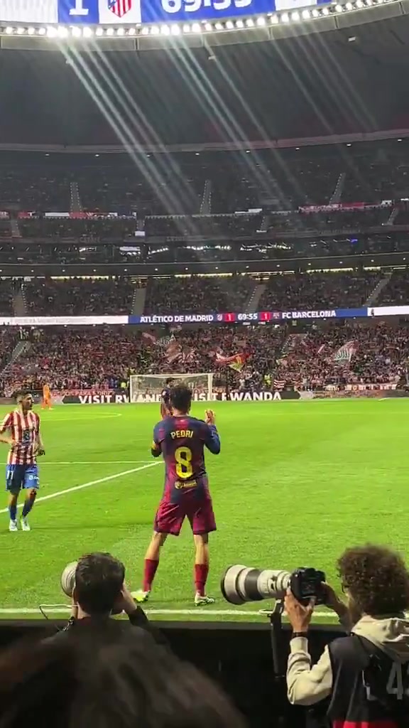 佩德里賽場(chǎng)誤認(rèn)光頭為足球 緊急尋球鬧出插曲