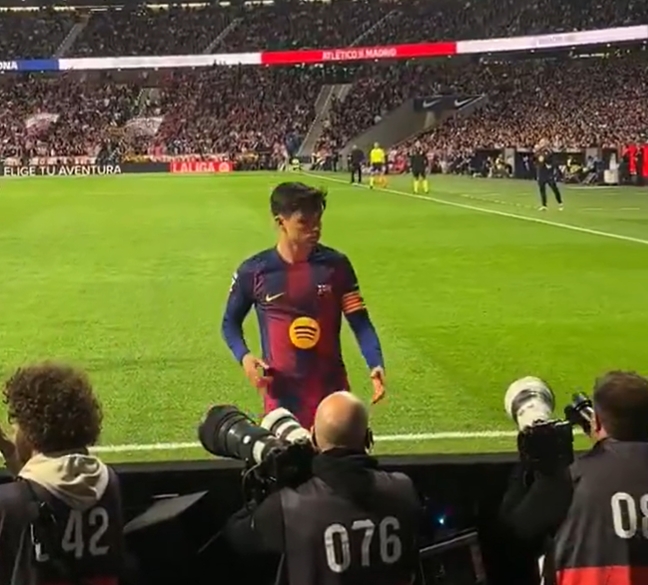 佩德里賽場誤認光頭為足球 緊急尋球鬧出插曲 佩德里賽場誤認光頭為足球 緊急尋球鬧出插曲