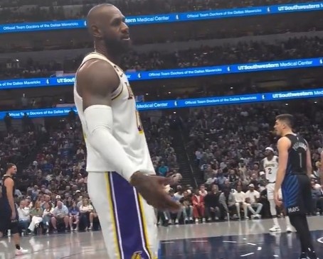 詹姆斯場(chǎng)邊對(duì)話球迷 直言仍能掌控比賽但被球隊(duì)擱置