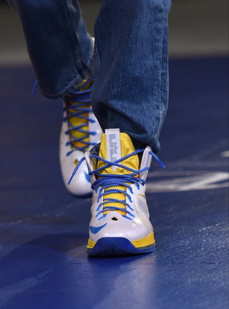 庫(kù)里賽前上腳詹姆斯十代戰(zhàn)靴 經(jīng)典鞋款見(jiàn)證對(duì)手冠軍征程 庫(kù)里賽前上腳詹姆斯十代戰(zhàn)靴 經(jīng)典鞋款見(jiàn)證對(duì)手冠軍征程