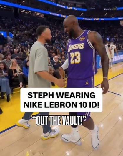 庫里賽前著詹姆斯十代戰(zhàn)靴入場 與詹姆斯場邊交談 庫里賽前著詹姆斯十代戰(zhàn)靴入場 與詹姆斯場邊交談