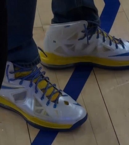 庫里賽前著詹姆斯十代戰(zhàn)靴入場 與詹姆斯場邊交談 庫里賽前著詹姆斯十代戰(zhàn)靴入場 與詹姆斯場邊交談