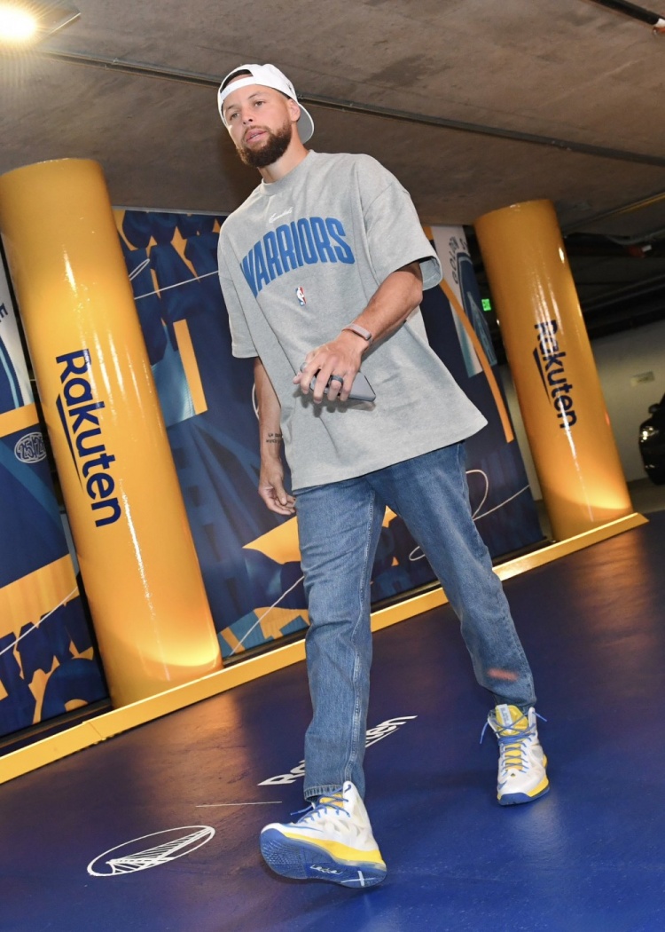 詹姆斯賽后笑談庫里穿詹10代 稱其從保險柜取出