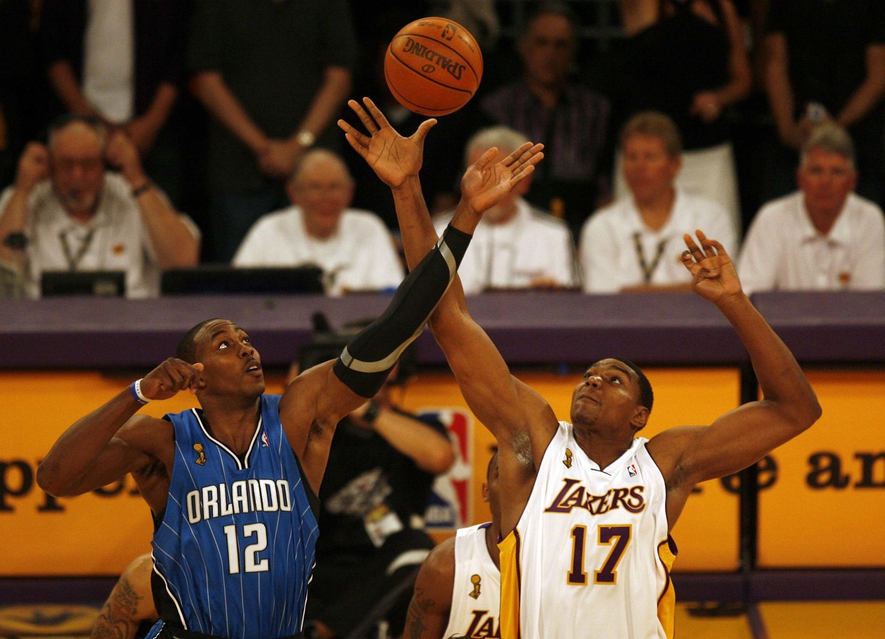 楊毅評(píng)霍華德防守軟肋 下肢力量不足頂防重型中鋒吃虧 楊毅評(píng)霍華德防守軟肋 下肢力量不足頂防重型中鋒吃虧