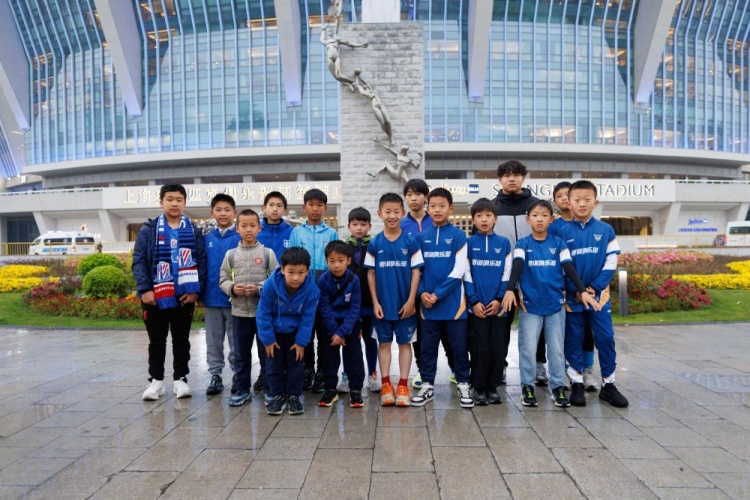 申城德比賽前申花邀青訓(xùn)梯隊(duì)入場(chǎng)觀(guān)賽