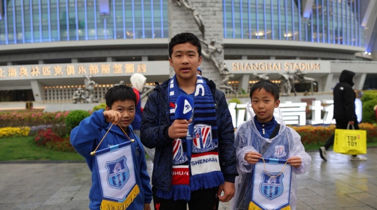 申城德比賽前申花邀青訓(xùn)梯隊(duì)入場(chǎng)觀(guān)賽