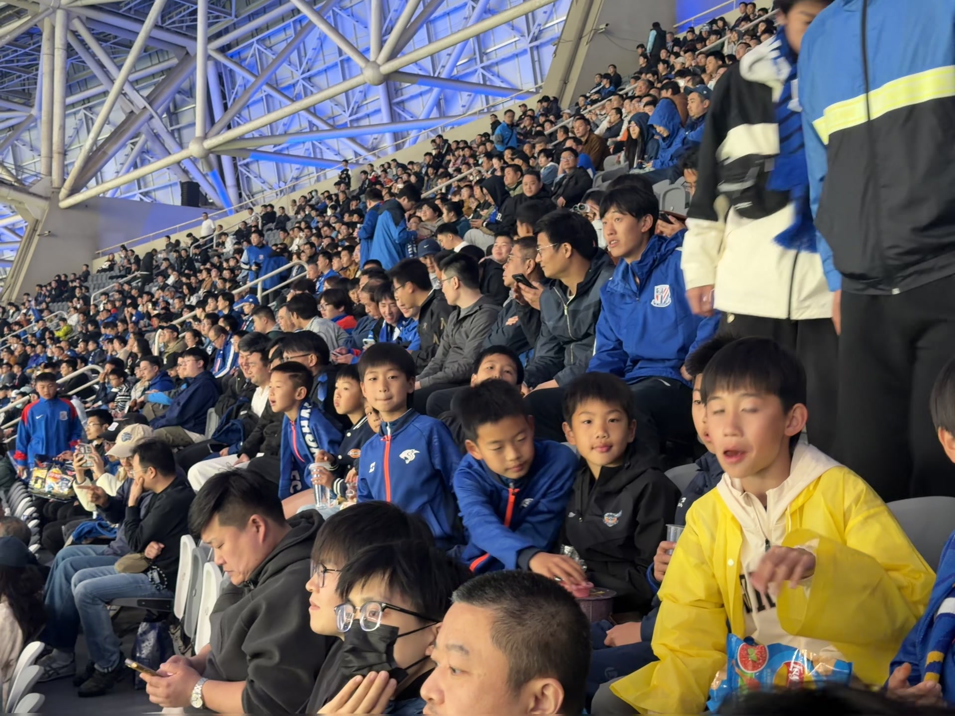 申城德比賽前申花邀青訓(xùn)梯隊(duì)入場(chǎng)觀(guān)賽