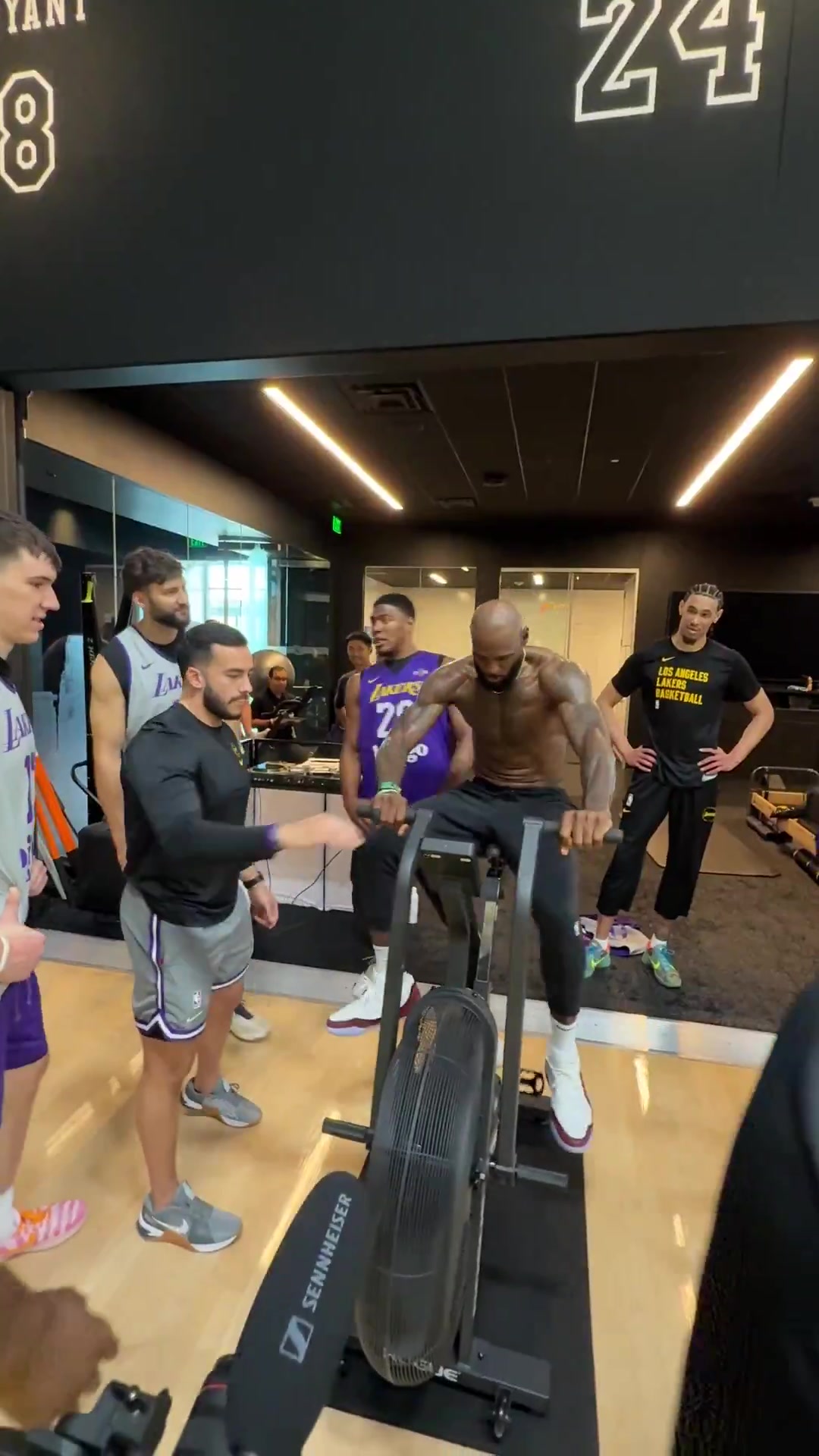 湖人備戰(zhàn)G1 詹姆斯領銜全隊極限體能儲備