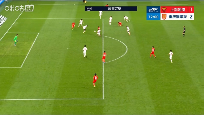 VAR復(fù)核安佩姆禁區(qū)內(nèi)倒地 主裁維持比賽原判