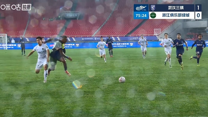 卡迪斯禁區(qū)內(nèi)倒地未獲點(diǎn)球 武漢三鎮(zhèn)浙江爭議判罰