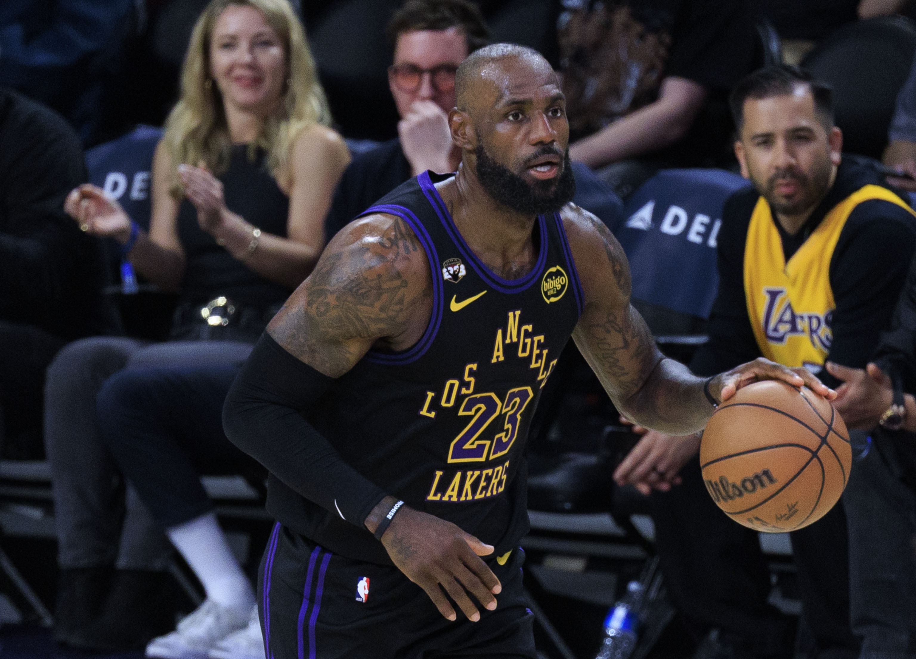 德?。赫材匪沟那蛏谈哂谒腥?，控衛(wèi)也不如他