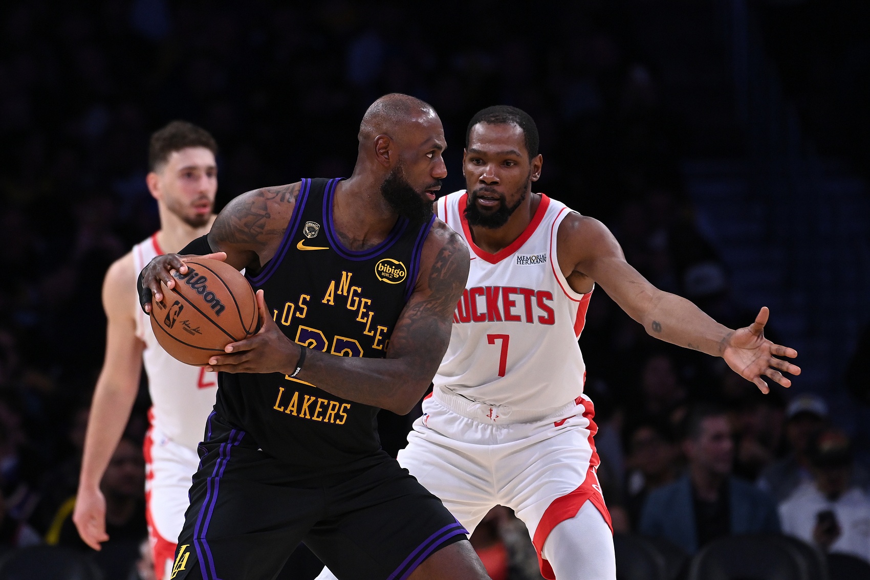 首輪橫掃懸念僅存雷霆湖人，其余六組均陷苦戰(zhàn)