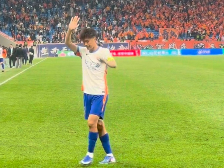 泰山1-4慘敗青島 劉洋賽后獨(dú)自向球迷致歉