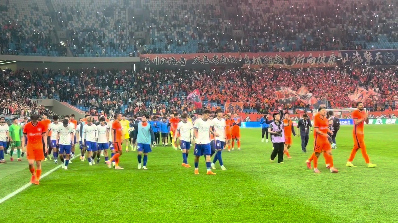 泰山1-4慘敗青島 劉洋賽后獨(dú)自向球迷致歉