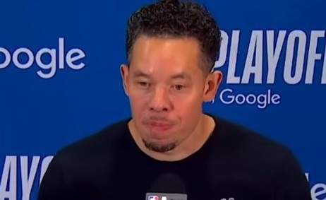 ?？怂?3分10助攻主宰第三節(jié)，馬刺下半場(chǎng)逆轉(zhuǎn)開(kāi)拓者奪賽點(diǎn)